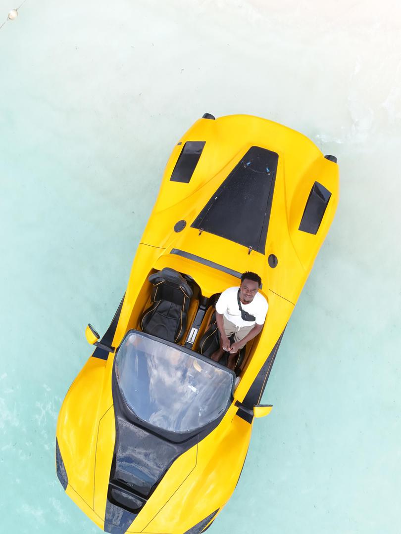 Voiture jaune sur l'eau